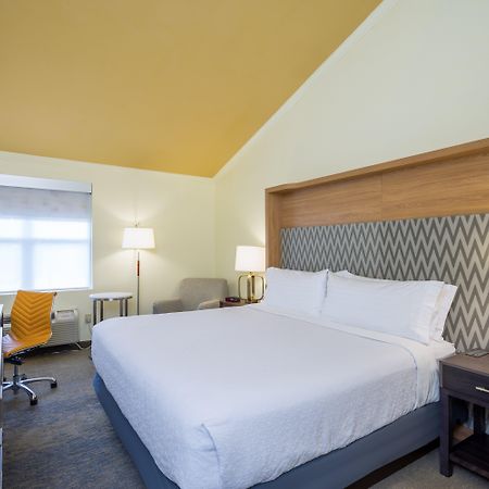 Holiday Inn Cape Cod - Hyannis By Ihg Exterior photo